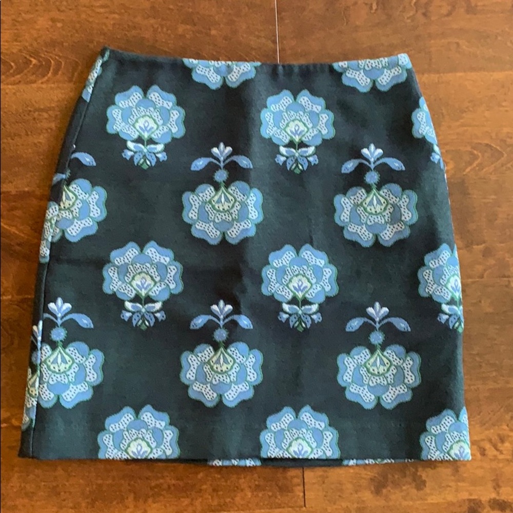Loft size 4 floral print skirt. It was worn once.